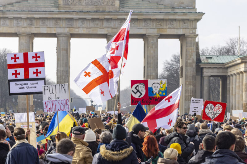 Berlin, Brandenburger Tor, Pariser Platz, Regierungsviertel, Demonstration, Demo, gegen Krieg, Invasion, Konflikt, Angriff, Angriffskrieg gegen die Ukraine und gegen Praesident Putin, gegen den Angriff von Russland auf die Ukraine. Gemeinsam fordern Deutsche Buerger, Ukrainische und russische Staatsbuerger Frieden und Souveraenitaet fuer die Ukraine. Stoppt Putin, Stop War, Russland, Friedensdemo, Frieden, Kundgebung, Antikriegsdemo, Demonstranten, Friedensaktivisten, ENG: Europe, Germany, Berlin, Protest against Russia's invasion of Ukraine, war, demo, Putin, solidarity, peace, Russia, Brandenburg Gate, invasion, conflict