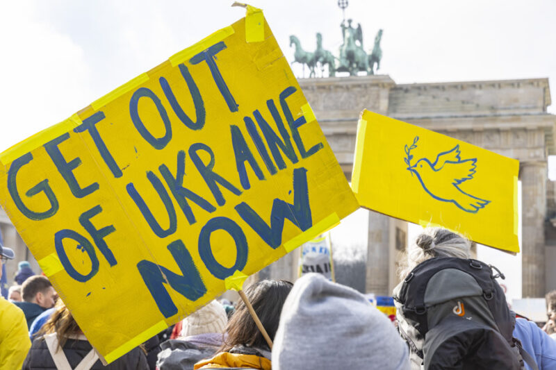 Berlin, Brandenburger Tor, Pariser Platz, Regierungsviertel, Demonstration, Demo, gegen Krieg, Invasion, Konflikt, Angriff, Angriffskrieg gegen die Ukraine und gegen Praesident Putin, gegen den Angriff von Russland auf die Ukraine. Gemeinsam fordern Deutsche Buerger, Ukrainische und russische Staatsbuerger Frieden und Souveraenitaet fuer die Ukraine. Stoppt Putin, Stop War, Russland, Friedensdemo, Frieden, Kundgebung, Antikriegsdemo, Demonstranten, Friedensaktivisten, ENG: Europe, Germany, Berlin, Protest against Russia's invasion of Ukraine, war, demo, Putin, solidarity, peace, Russia, Brandenburg Gate, invasion, conflict