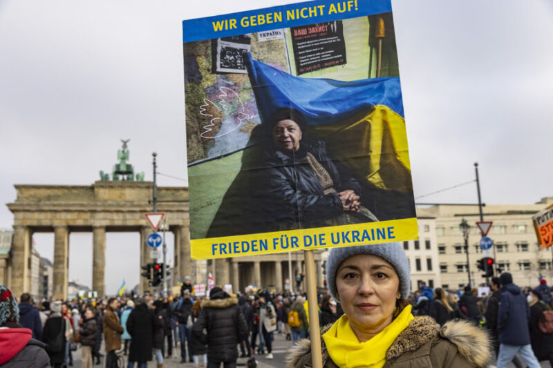 Berlin, Brandenburger Tor, Pariser Platz, Regierungsviertel, Demonstration, Demo, gegen Krieg, Invasion, Konflikt, Angriff, Angriffskrieg gegen die Ukraine und gegen Praesident Putin, gegen den Angriff von Russland auf die Ukraine. Gemeinsam fordern Deutsche Buerger, Ukrainische und russische Staatsbuerger Frieden und Souveraenitaet fuer die Ukraine. Stoppt Putin, Stop War, Russland, Friedensdemo, Frieden, Kundgebung, Antikriegsdemo, Demonstranten, Friedensaktivisten, ENG: Europe, Germany, Berlin, Protest against Russia's invasion of Ukraine, war, demo, Putin, solidarity, peace, Russia, Brandenburg Gate, invasion, conflict