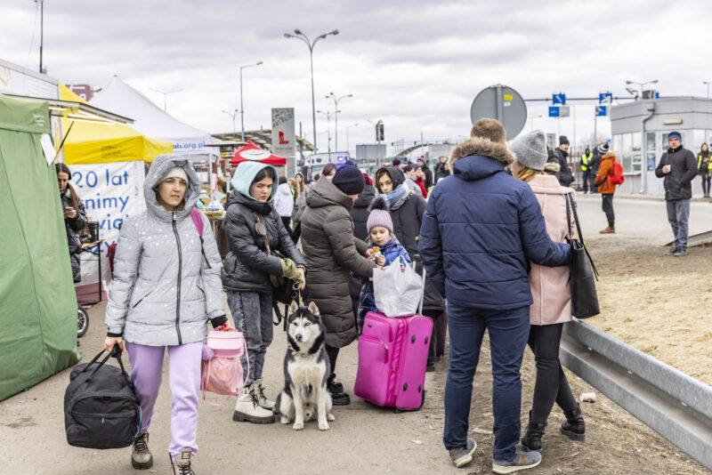 Polen, ukrainische Grenze nahe Dorohusk, Grenzpunkt Dorohusk - Jagodzin, ukrainische Gefluechtete warten auf der polnischen Seite auf ihren Weitertransport. Krieg in der Ukraine, humanitaere Katastrophe, Flucht, Grenzuebergang,